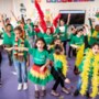 Kinderen van de azc-school in Baexem zingen in het dialect hun eigen carnavalsliedje