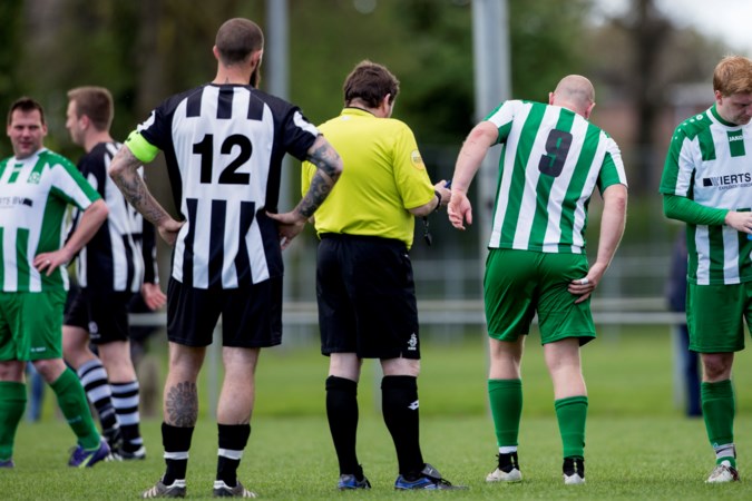 Hamstringblessures teisteren amateurvoetballers na lange coronapauze vanwege maandenlange onderbelasting: ‘Soms heb ik nog maar zes jongens over op een training’