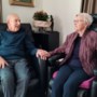 Na hartverscheurende, gedwongen ‘zorgscheiding’ zijn Mia (85) en Sjeng (92) weer samen op hun 65ste huwelijksdag