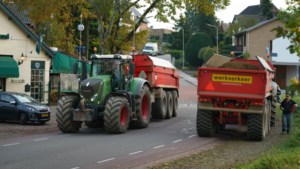 Vijftig tractoren met aanhangers vol grind per dag door Maasdorpen om gat in rivierbodem bij veerpont te dichten
