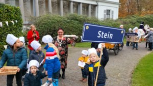 Kinderen uit Stein bezorgen speculaas en tekeningen bij Sinterklaas op Kasteel Soestdijk