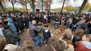 Indrukwekkend: honderden vrienden en familieleden houden emotionele herdenking 16-jarig slachtoffer fataal scooterongeluk