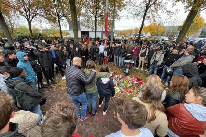Indrukwekkend: honderden vrienden en familieleden houden emotionele herdenking 16-jarig slachtoffer fataal scooterongeluk