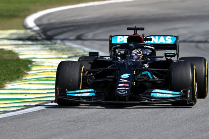 Ontketende Lewis Hamilton wint bloedstollende GP van Brazilië en loopt in op WK-leider Max Verstappen