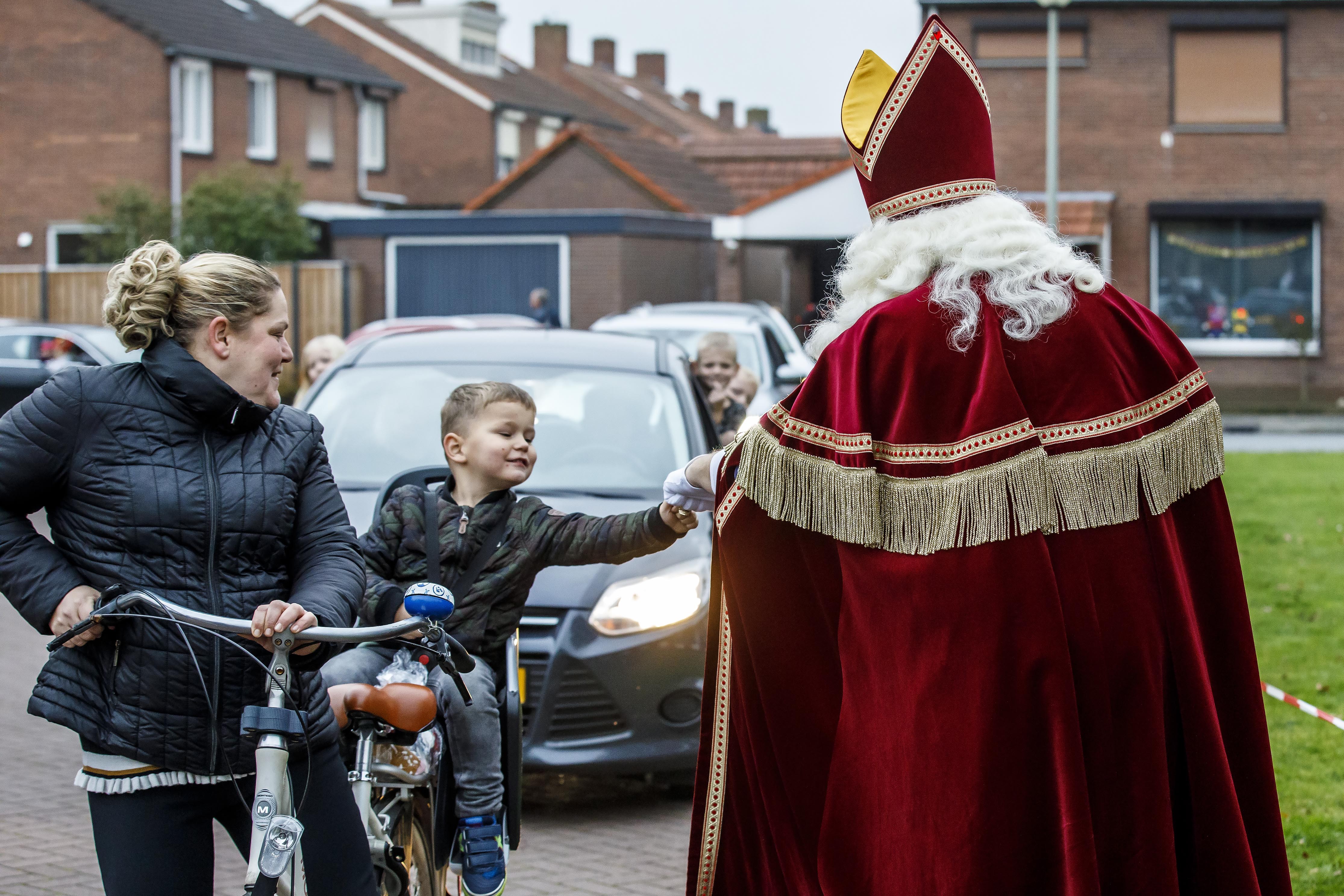 Geen intocht, maar een drive-in-tocht voor Sinterklaas in Neer - De Limburger