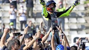 Tienduizenden racefans juichen icoon Valentino Rossi toe bij afscheid