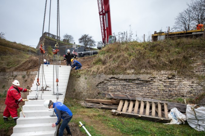 Nieuwe trap verbindt de Hoge en Lage Fronten in Maastricht definitief: ‘Hopelijk gaat hij net zolang mee als de vestingwerken’
