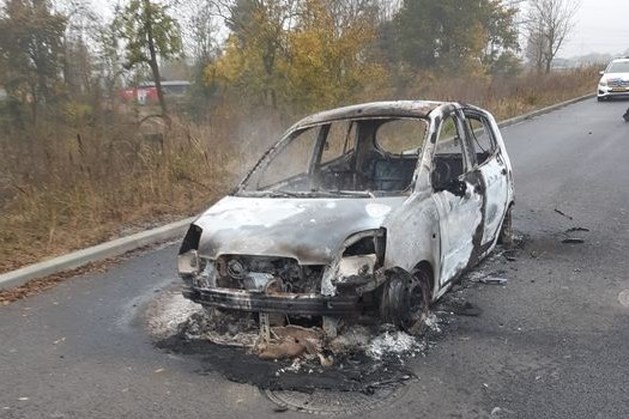 Agenten stuiten op uitgebrande auto in Haelen, maar tasten in het duister over toedracht   