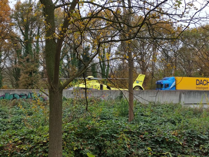 Man per traumahelikopter naar ziekenhuis overgebracht na ongeluk tussen twee vrachtwagens bij Meerssen