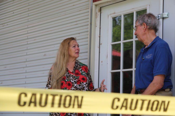 Excentrieke dierenhouder Joe Exotic en rivaal Carole Baskin in tweede seizoen ‘Tiger King’: ‘Als ik een deal met de duivel moet maken, dan doe ik dat’