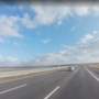 Zelfs bij normale wind schuiven auto’s op deze snelweg vlak over de grens al over het asfalt; hoe kan dat?