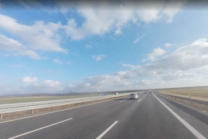 Zelfs bij normale wind schuiven auto’s op deze snelweg vlak over de grens al over het asfalt; hoe kan dat?