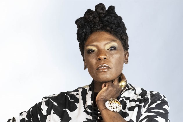 Zangeres Edsilia Rombley staat op de cover van LINDA pas na de vouw, het verbaast columnist Janice Deul niet meer