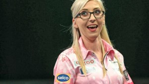Van Gerwen met moeite naar kwartfinale Grand Slam, vrouwelijke dartssensatie Fallon Sherrock stunt weer