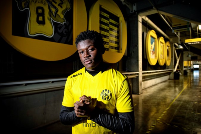 Roda-aanvaller Limbombe leerde voetballen op blote voeten: ‘Ik vond het eerst ook raar’