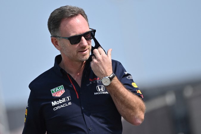 Verbale oorlog en pijnlijke stiltes op persconferentie met teambazen Horner en Wolff: ‘Ik hoef Toto’s kont niet te kussen’
