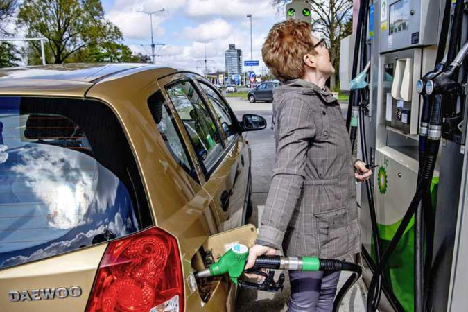 Tanken voor 2,19 euro per liter, maar olieprijs daalt alweer