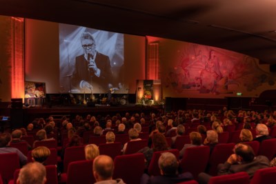 In een rode kist op het podium: de magistrale laatste voorstelling van overleden Heerlenaar Lex Nelissen