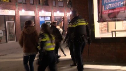 Onrustige avond in Roermond en Stein: jongeren gooien vuurwerk naar politie, dertien arrestaties en noodverordening