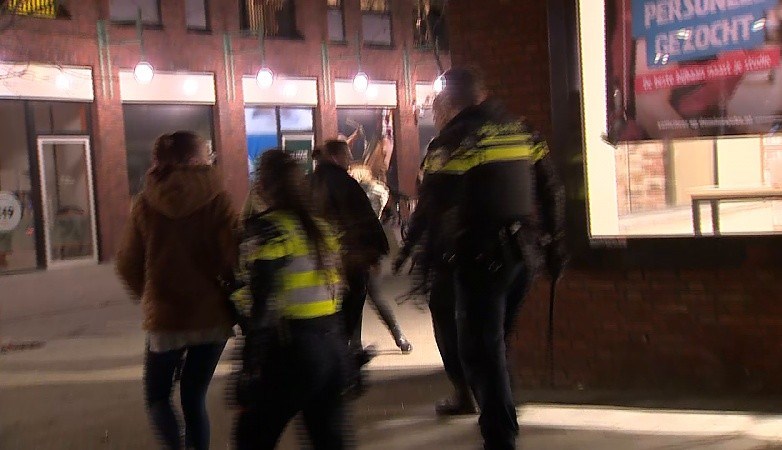 Onrustige avond in Roermond en Stein: jongeren gooien vuurwerk naar politie, dertien arrestaties en noodverordening