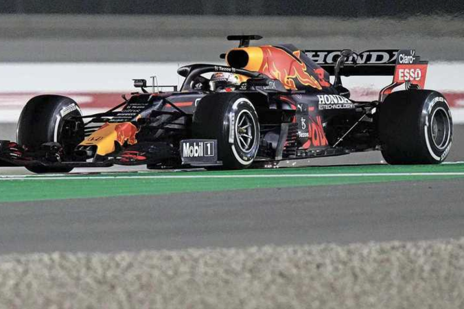 Voorsprong van Verstappen slinkt, maar schade valt mee na straf in Qatar