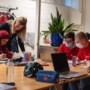 Wijkleerproject in Daalhof is een win-win situatie: ‘Dit is vaak het  enige contact met jonge mensen’ 
