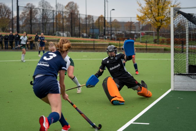 MHC-keepster Luna Wolfs presteert sterk op het oude nest MHC: ‘Ik glijd nu als een soort bowlingbal over het gras’