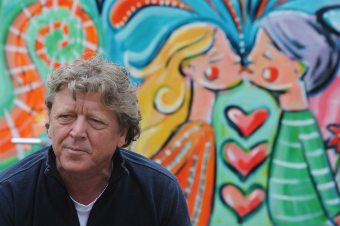 Troubadour John Theuws gaat na tien jaar weer wandelen door de stad met een nieuw album vol luisterliedjes