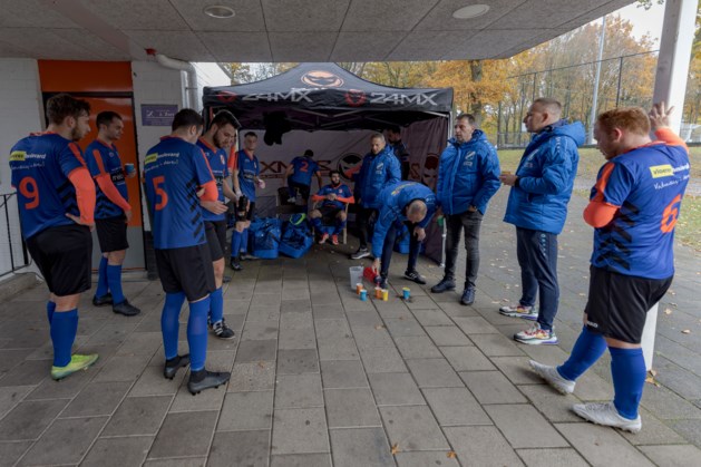 Podcast: ‘Amateurvoetballers die zich buiten in een tentje moeten omkleden, het is beschamend; ik was als club niet gaan spelen’