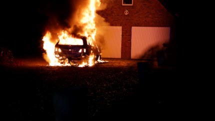 Video: Hoge vlammen: auto volledig uitgebrand in Siebengewald