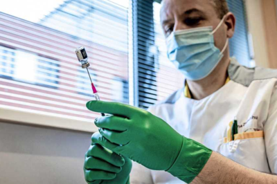 Irritatie over tempo boosters: ‘We kunnen ons uit de lockdown prikken’