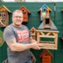 Federico uit Geleen turnt afgedankte eikenhouten meubels om in een handomdraai in 185 vogelhuisjes 