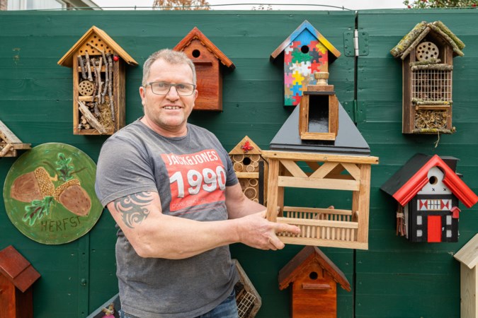 Federico uit Geleen turnt afgedankte eikenhouten meubels om in een handomdraai in 185 vogelhuisjes 