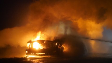 Video: Auto vliegt tijdens het rijden in brand en gaat volledig verloren