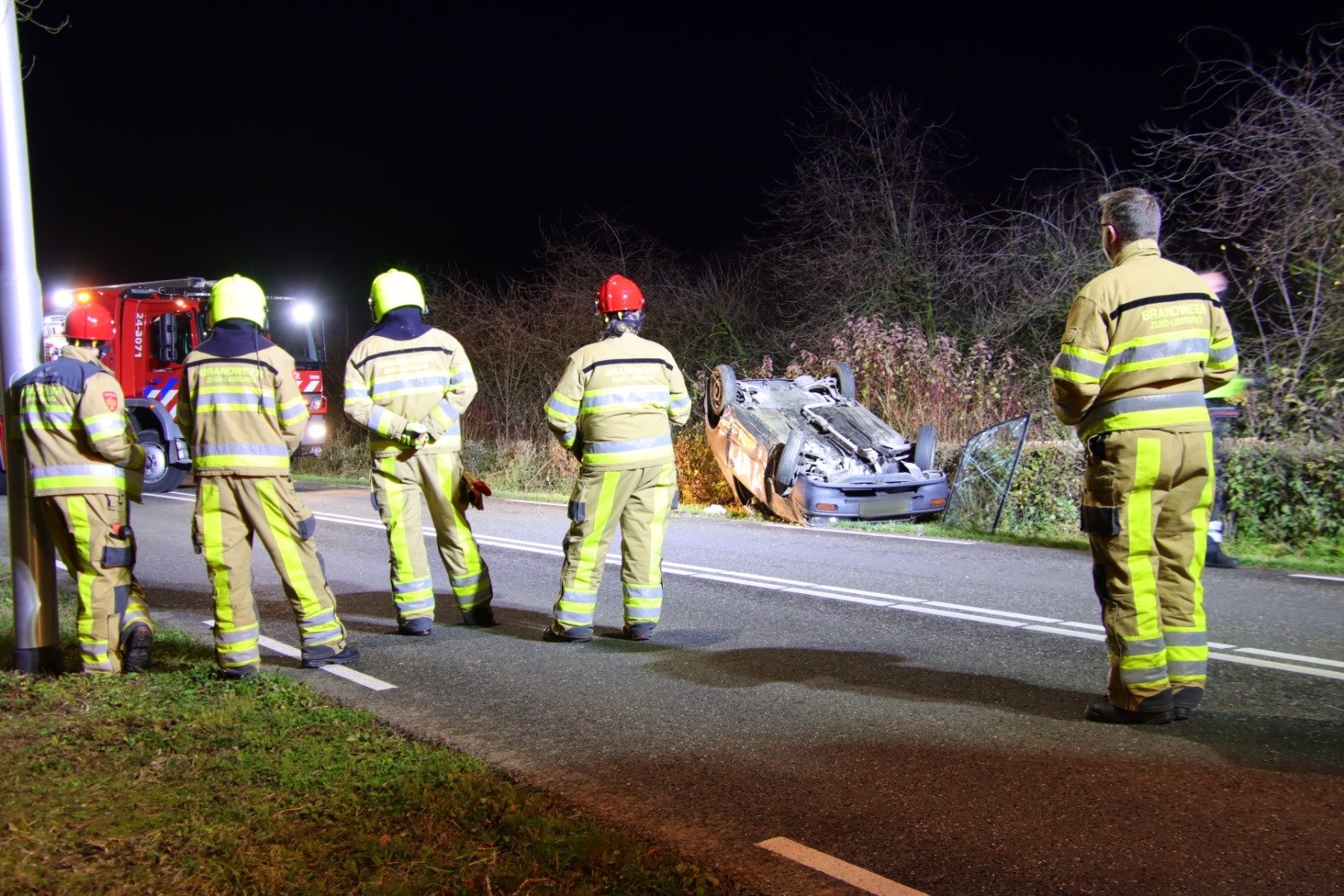 Auto Belandt Op De Kop In Eijsden; Bestuurder Ontsnapt Aan V... - De ...