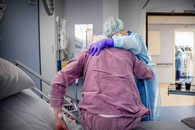 Doorstroming stokt in ziekenhuis: ’Elk bed telt; neem je opa of oma in huis’