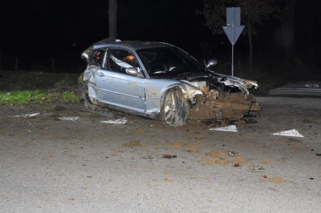Een gewonde en grote schade na ongeluk in Belfeld