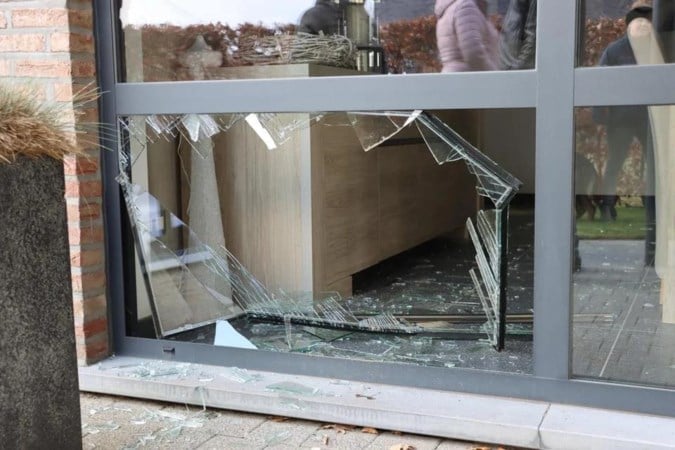Everzwijn richt ravage aan na ‘inbraak’ in huis in Belgische grensplaats