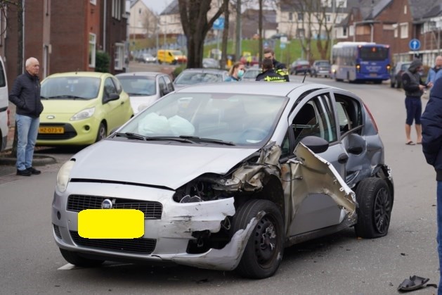 Automobilist ramt twee geparkeerde auto’s in Hoensbroek