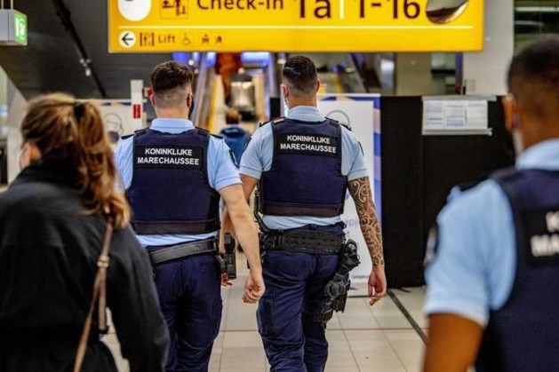 Echtpaar op Schiphol aangehouden voor vlucht uit quarantainehotel