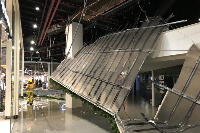 Ravage in winkelcentrum Makado Beek: deel plafond met kerstversiering stort neer