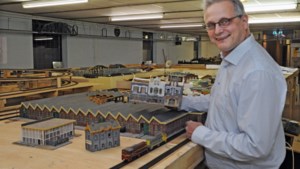 Ton Verheijen laat historische gebouwen uit Venlo en Blerick als miniaturen herrijzen op modelspoorcomplex  