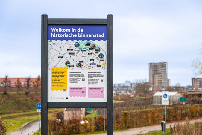 Welkomstborden met QR-codes wijzen toeristen in Sittard de weg naar historie en winkels
