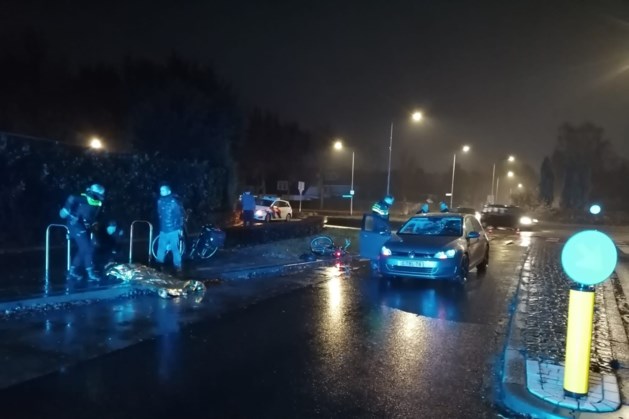 Fietser geschept door auto in Venray en  raakt gewond
