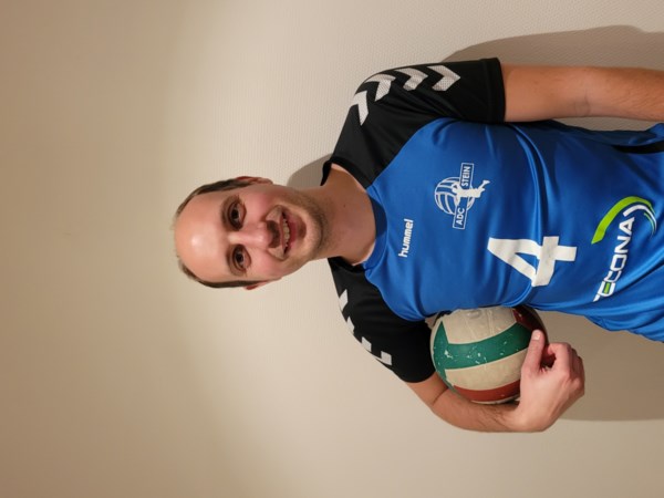 Dennis van Mölken baas aan het volleybalnet: ‘Ook op vakantie was volleyballen met de familie en vrienden steevast troef’