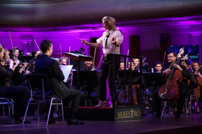 Cabaretière Plien van Bennekom als dirigent in ‘Maestro’: ‘Je hebt het gevoel dat je alleen maar op je bek kunt gaan’