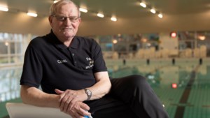 Zwemtrainer Piet (82) haalde zelf pas op zijn dertigste z’n zwemdiploma: ‘Ik ben niet iemand die de zweep erop legt’