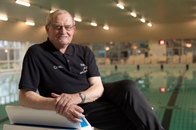 Zwemtrainer Piet (82) haalde zelf pas op zijn dertigste z’n zwemdiploma: ‘Ik ben niet iemand die de zweep erop legt’