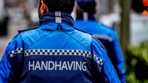 Illegaal geplaatste woonwagen in Roermond onderwerp van discussie: ‘Er wordt ons geen perspectief geboden’