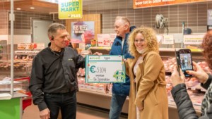 Supermarkteigenaar Sjef Vijgen uit Geleen verdeelt 16 mille onder lokale verenigingen